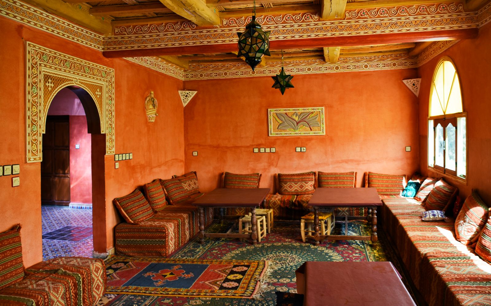 Traditional vs modern majlis